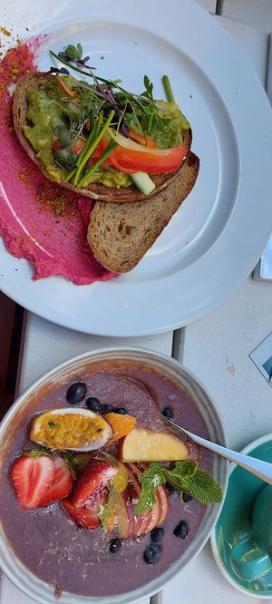 Açaí Bowl und Avocado Mash mit Rübenhummus at Ulrich in Vienna