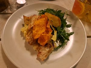 Vegane Ofensellerie mit Kartoffelbrei und Kartoffelchips at Ulrich in Vienna