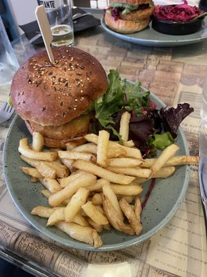 Burger with fries (front) / vegetables (back)  at Daily Gourmand in Vannes