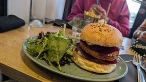 Burger Vegan avec affiné végétal at Daily Gourmand in Vannes