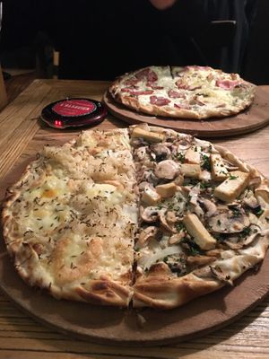 On the left vegetarian flamenkuche with choucroute, on the right the vegan one at L'Alsacien in Paris