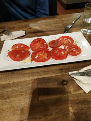 Tomato with some garlic and oregano at CReeA in Tarragona