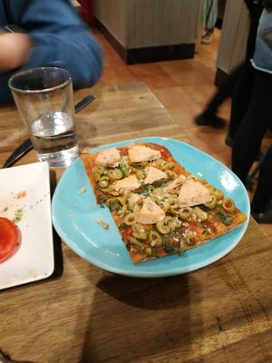 Spinach, olives and vegan ham homemade pizza at CReeA in Tarragona