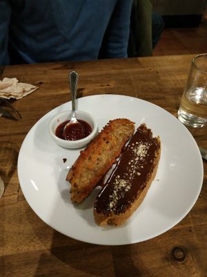 Vegan french toast and hazelnut-chocolate spread toast at CReeA in Tarragona