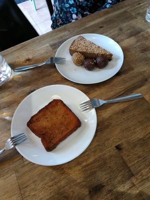 Vegan "torrija", raw cake and raw balls at CReeA in Tarragona