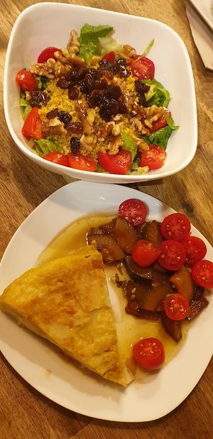 Buddha bowl and tortilla 😋 at CReeA in Tarragona