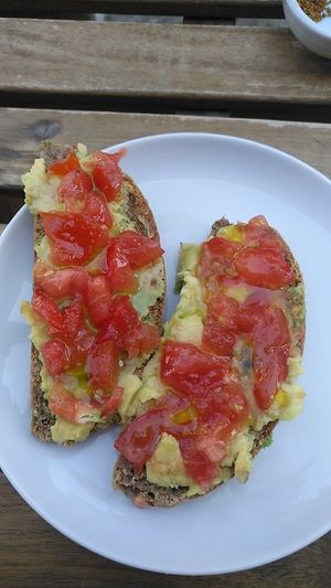 Tostadas de aguacate y tomate at CReeA in Tarragona