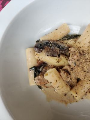 Macarrones con heura, nata y champiñones vegano at B12 in Girona