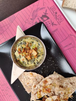 Paté caliente de espinacas y alcachofas con pan de pita at B12 in Girona