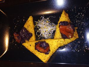 Triangulos de polenta con olivada y tomate seco (sin gluten) at B12 in Girona
