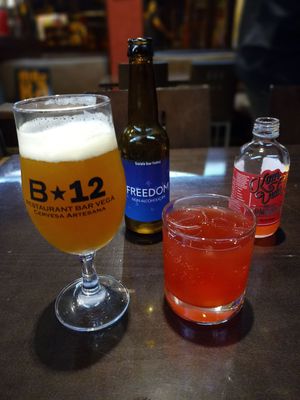 Cerveza sin alcohol artesana y komvida de frutos rojos at B12 in Girona
