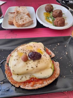 Pizza as a starter at B12 in Girona