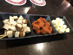 Trio de daus de formatge, xoriç i tofu fumat  at B12 in Girona