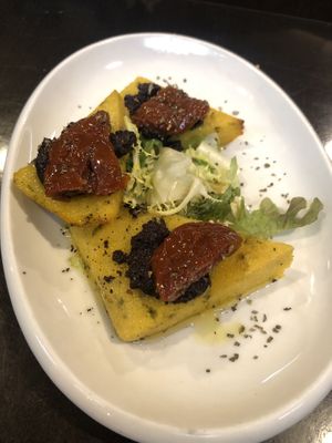 Triangles de polenta, olivada i tomàquet sec  at B12 in Girona
