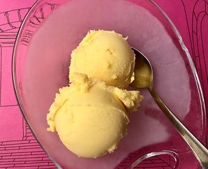 Helado de mango  at B12 in Girona