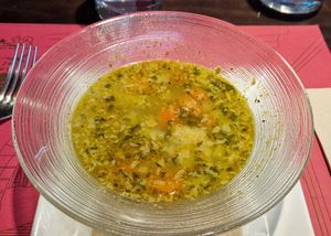 Sopa de verdures i "pollastre" (heura) at B12 in Girona