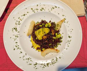 Arròs negre amb moniato, edamame, no-gambes i salsa de mango i coco at B12 in Girona