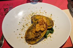 Patata al forn farcida de bolonyesa de seitan i salsa de tomàquet sec at B12 in Girona