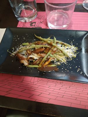 Green beans with shiitake and teriyaki sauce  at B12 in Girona