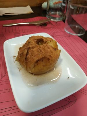 Baked apple with cinnamon  at B12 in Girona