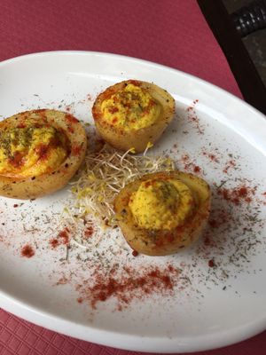 Potatoes filled with cashew cream at B12 in Girona