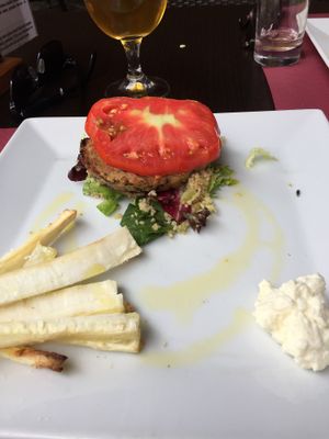 Hamburgesa with sauerkraut  at B12 in Girona