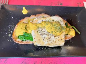 Tosta con tofu, espinacas y salsa  at B12 in Girona