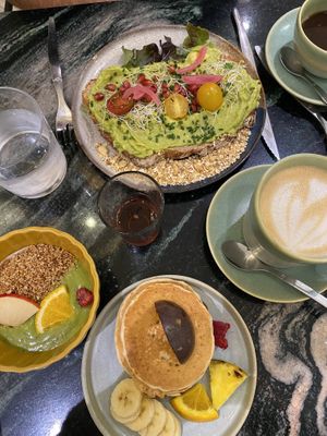 Vegan brunch with guacamole toast, pancakes, green bowl  at Contrast in Bordeaux