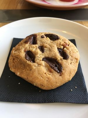 Vegan chocolate cookie / Galleta de chocolate y frutos secos at Dragon Lab in Murcia
