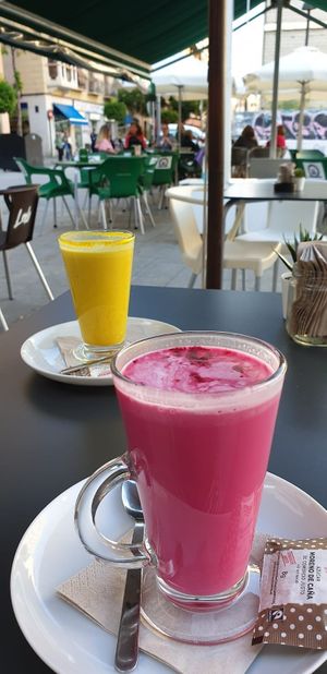 Tumeric and raspberry lattes at Dragon Lab in Murcia