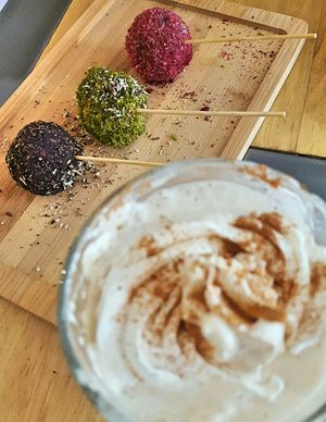 Cappuccino + Bolitas de Matcha, Frambuesa y Coco at Dragon Lab in Murcia