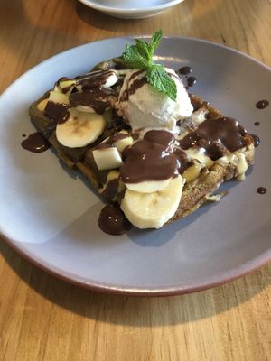 Gofre de avena, platano y chocolate at Dragon Lab in Murcia