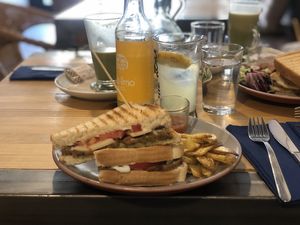 Mozzarella and pesto sandwich with seitan at Dragon Lab in Murcia