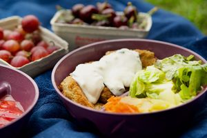 Green spelt patties with tzatziki and salad at Ruth-Lis Hofcafé in Weinsberg