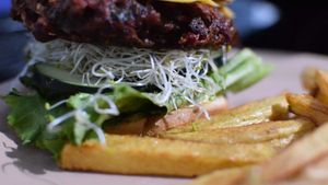 Burger and fries at esTACOmo quiere in Puebla