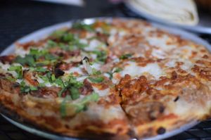 Pizza at esTACOmo quiere in Puebla