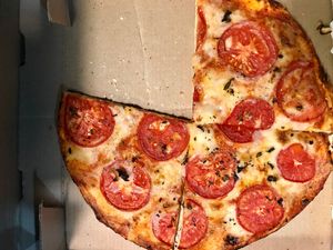 Margherita pizza with vegan cheese. They have a complete pizza menu with many options. at esTACOmo quiere in Puebla