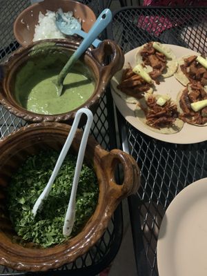 Tacos with toppings at esTACOmo quiere in Puebla