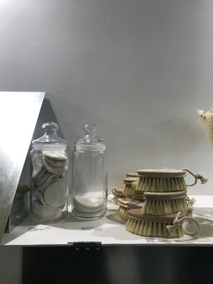 Cotton rounds and brushes at Unpacked Shop in Madrid