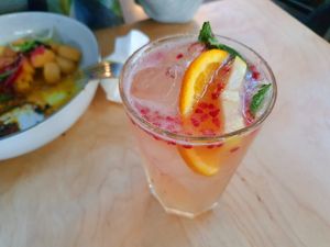 Lemoniada cytrynową (bez miodu) at Wars i Sawa w Nowym in Warsaw