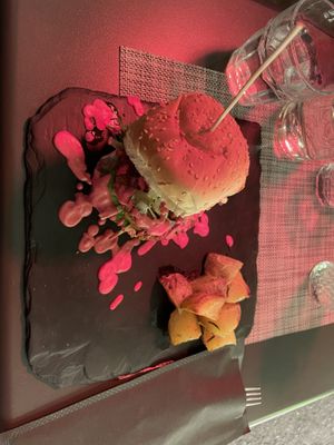 Hamburguesa bien, pequeña y picante pero bien servida. Lo mejor las patatas que le acompañaban. Un poco caro calidad precio .  at Bruscè in Bologna