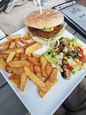 Veganer burger, Pommes und Salat  at Quintings in Fehmarn