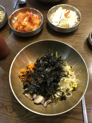 Bibimbap after she came to put seaweed on top! #Veganuary at Neungra Babsang 능라밥상 in Seoul