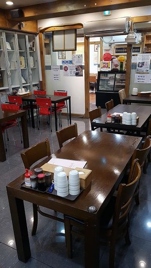Restaurant interior, seating at Neungra Babsang 능라밥상 in Seoul