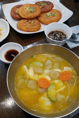 Rice cake soup with ground potato chip
감자오그랑떡국
(vegan) at Neungra Babsang 능라밥상 in Seoul