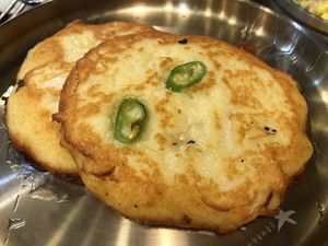 Mung bean pancakes at Neungra Babsang 능라밥상 in Seoul