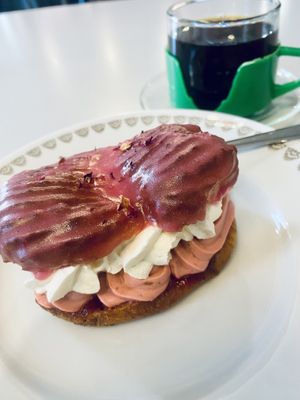 Éclair s ruzí  at Eaternia in Prague