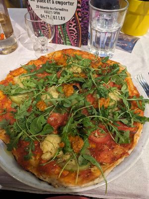 The seasonal vegan pizza with vegan cheese at Le Jardin des Pentes  in Lyon