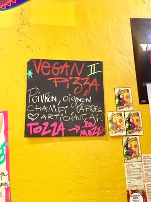 Vegan pizza with vegan mozza  at Le Jardin des Pentes  in Lyon