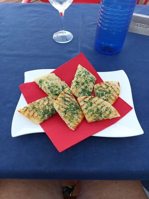 Bruschetta mit Olivenöl, Kräuter und Knoblauch at Cielo in Murcia